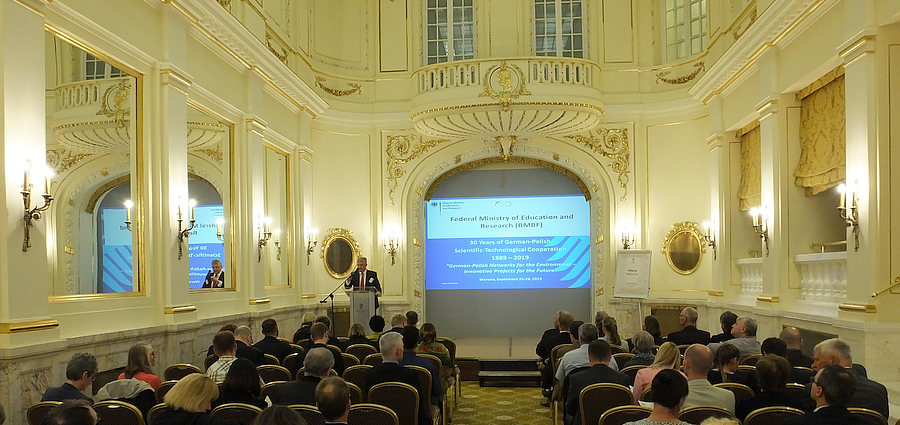 Stefan Kern vom BMBF spricht bei der Eröffnung der Veranstaltung im Polonia Palace Hotel in Warschau 