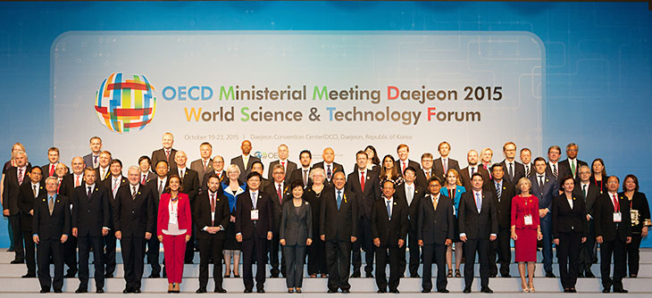 Gruppenfoto der 47 Minister - OECD-Treffen 2015 in Daejeon Korea